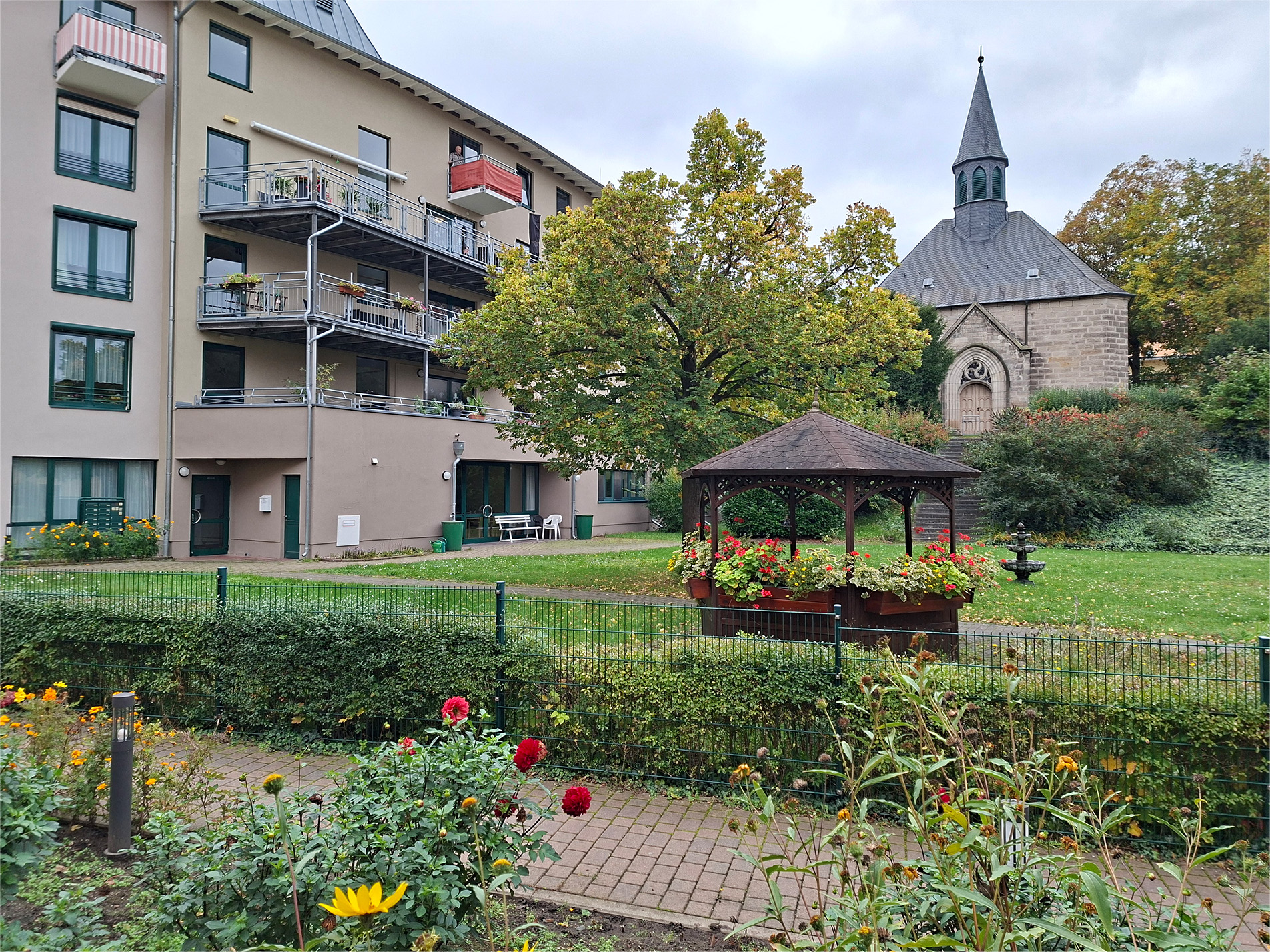 Blick in den Garten des Heilig-Geist-Stifts Eisleben mit der Kirche im Hintergrund