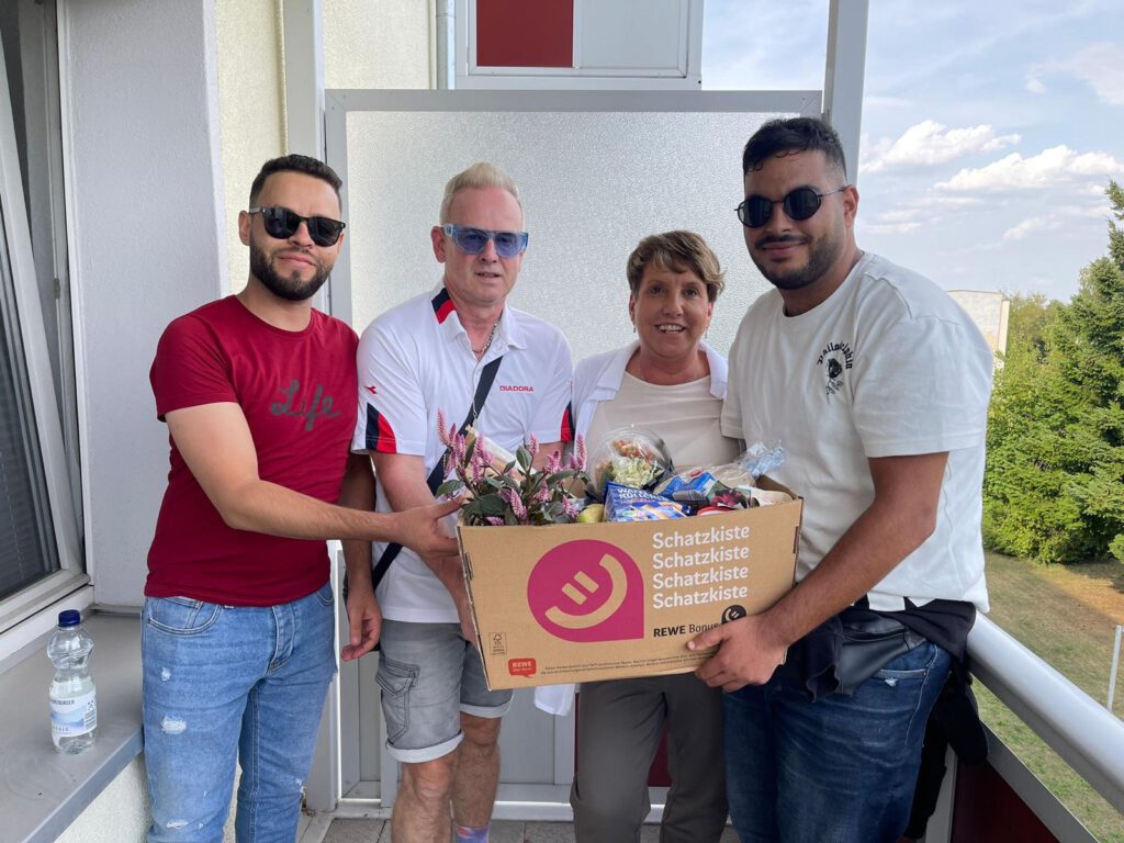 Neue Fachkräfte aus Tunesien beziehen eine Wohnung.