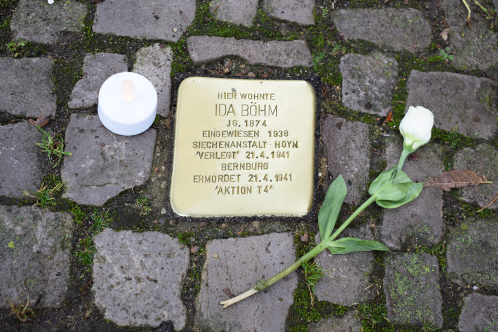 Stolperstein von Ida Böhm mit Rose und Kerze