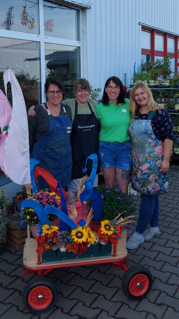 Gärtnerei schmückt den Bollerwagen des ambulanten Hospizdienstes Eisleben zum Wiesenmarkt
