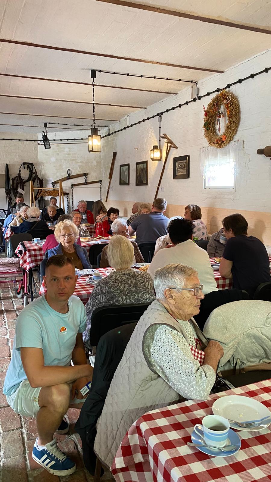 Bewohnerurlaub 2025 im Kloster Drübeck, gemeinsames Kaffee trinken