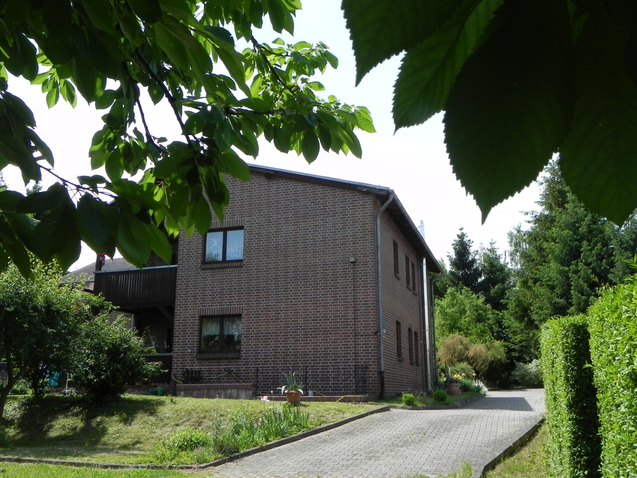 Gebäude des Emeritenhauses mit viel grün