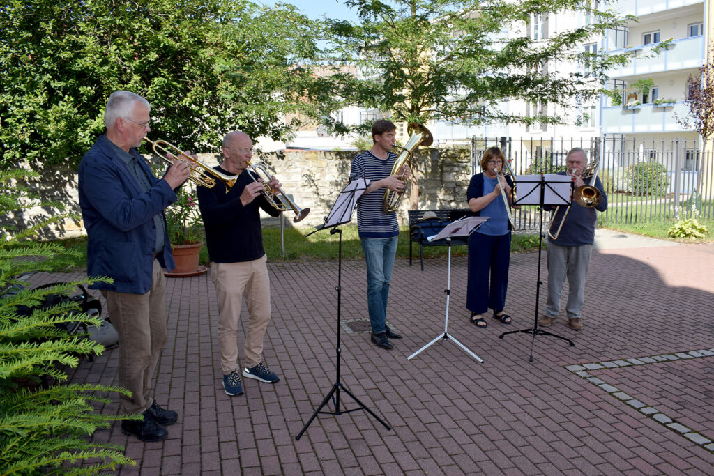 Die Blechbläser spielen zur Unterhaltung der Gäste.