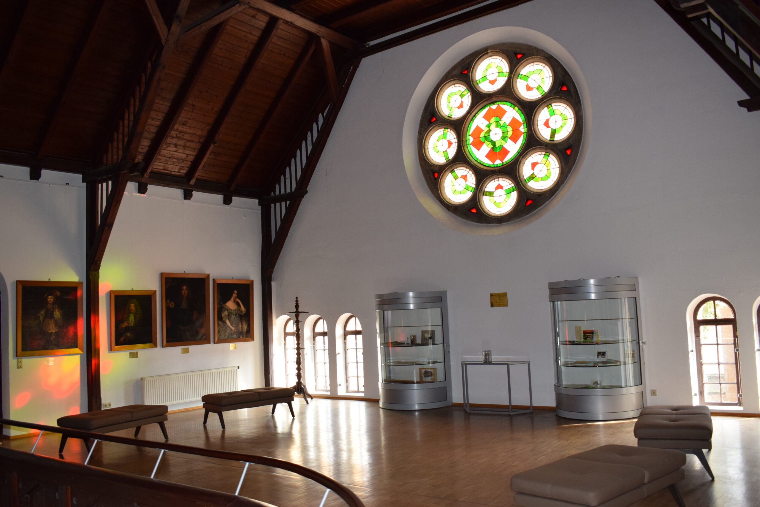 Rundfenster im Gemeindehaus