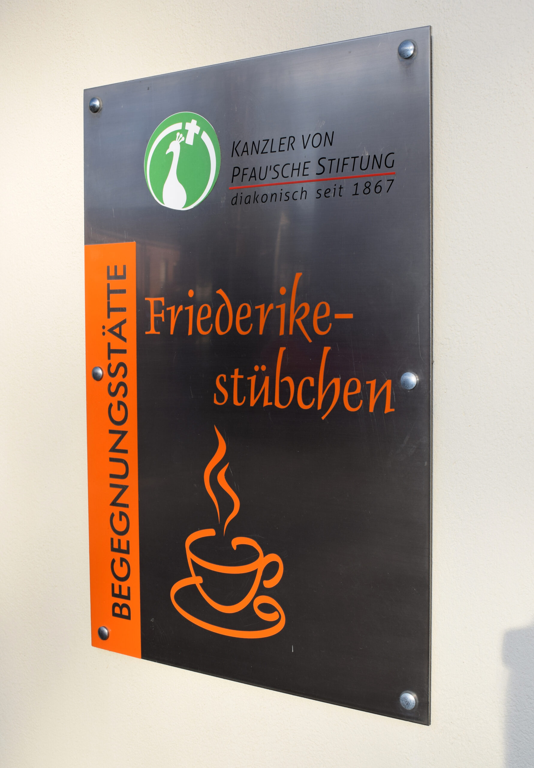 Aluminiumschild an der Hauswand vom Friederikestübchen Bernburg