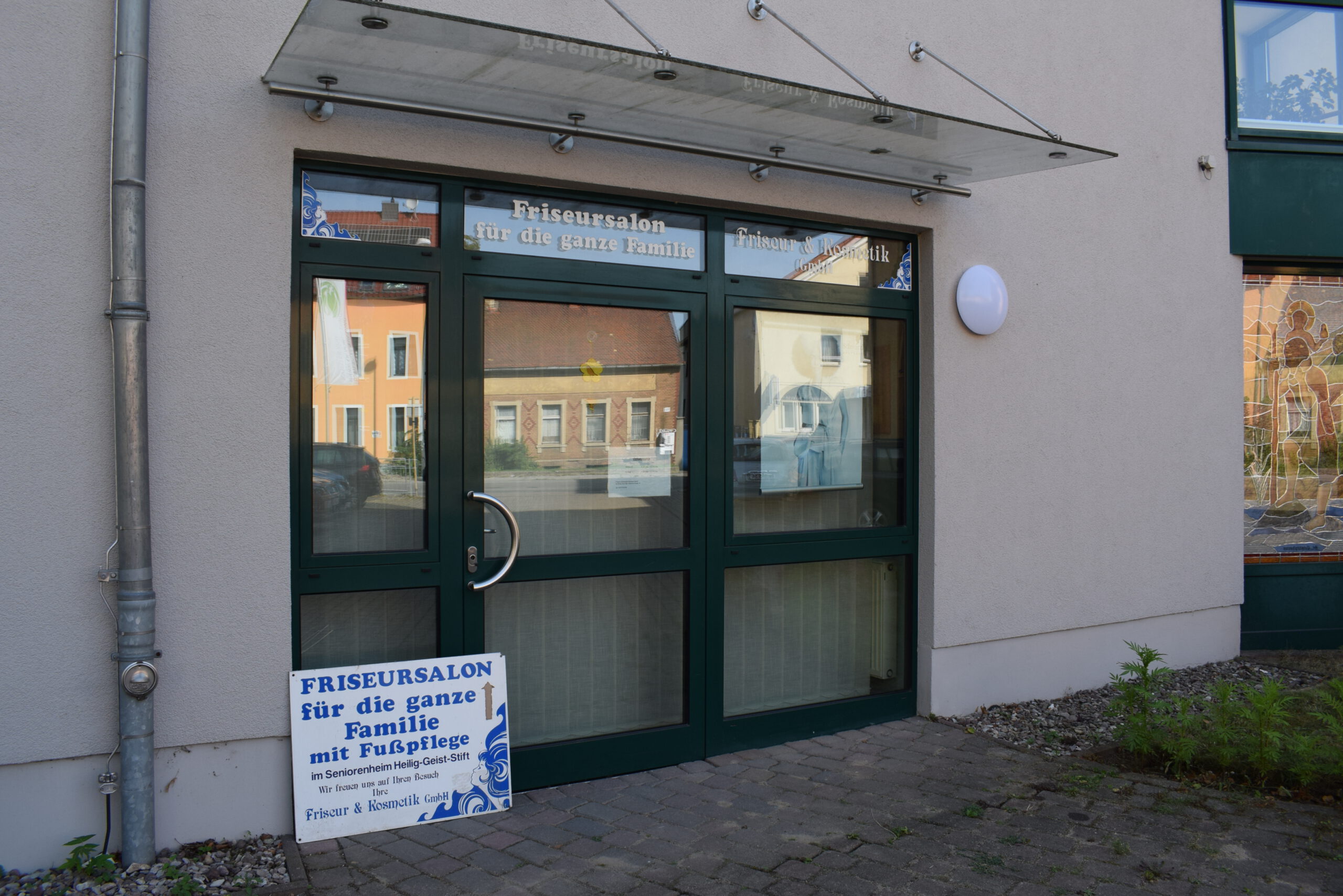 Eingangstür vom Friseursalon am Altenpflegeheim