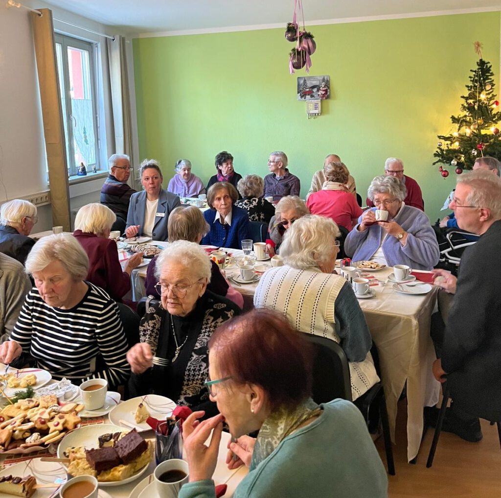 Gemeinsames Kaffee trinken zur Weihnachtsfeier im Hahnemannstift Köthen