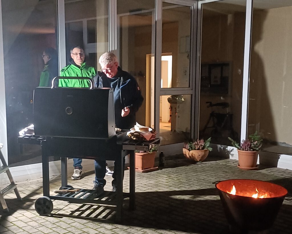 Der Hausmeister grillt zur Weihnachtsfeier im Hahnemannstift Köthen