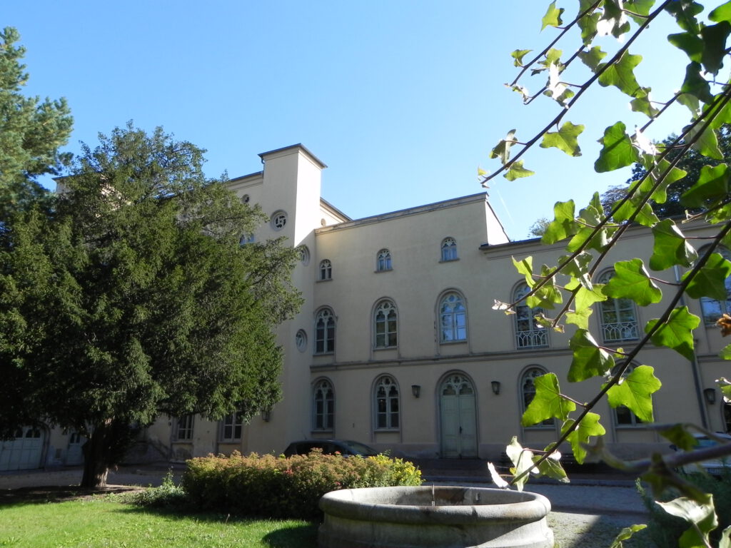 Hahnemannstift in Köthen mit saniertem Brunnen