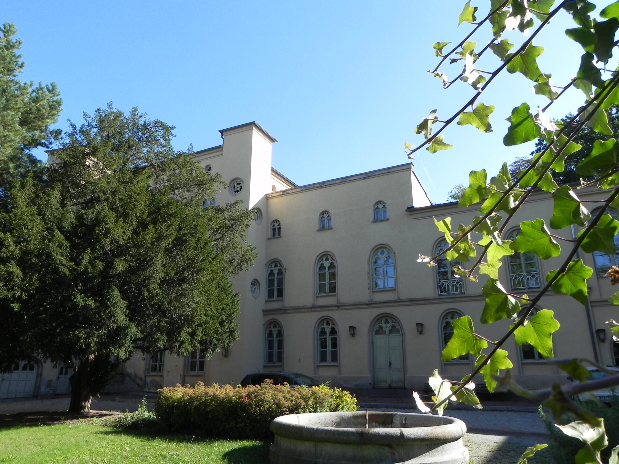 Hahnemannstift in Köthen mit saniertem Brunnen