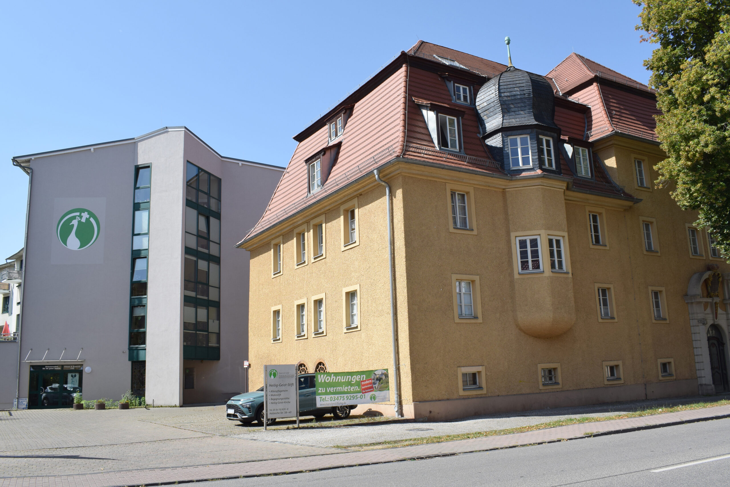 Blick von der Straße auf die Einfahrt zum Heilig-Geist-Stift in Eisleben