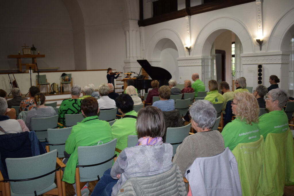 Hospiztag in Bernburg 2025, musikalische Eröffnung mit Klavier und Geige