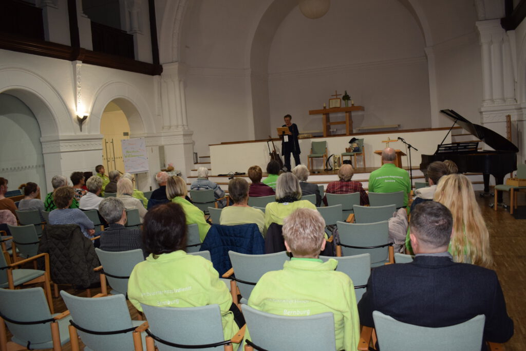 Hospiztag in Bernburg 2025, Gast steht auf der Bühne