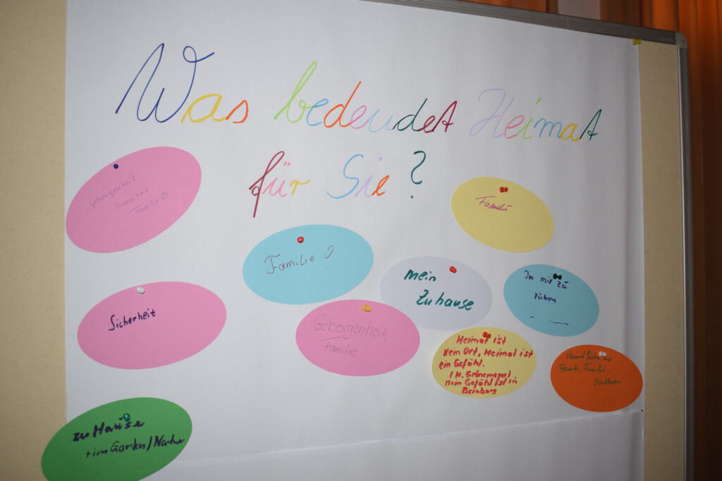 Hospiztag in Bernburg 2025, Pinwand mit farbigen Kärtchen zum Thema "Was bedeutet Heimat für Sie?"