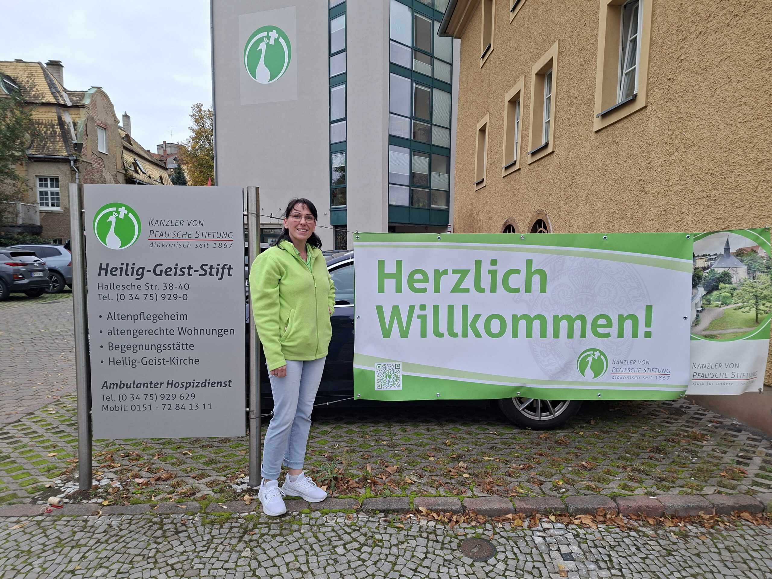 Hospiztag 2025 in der Lutherstadt Eisleben, Banner am Eingang mit Herzlich Willkommen