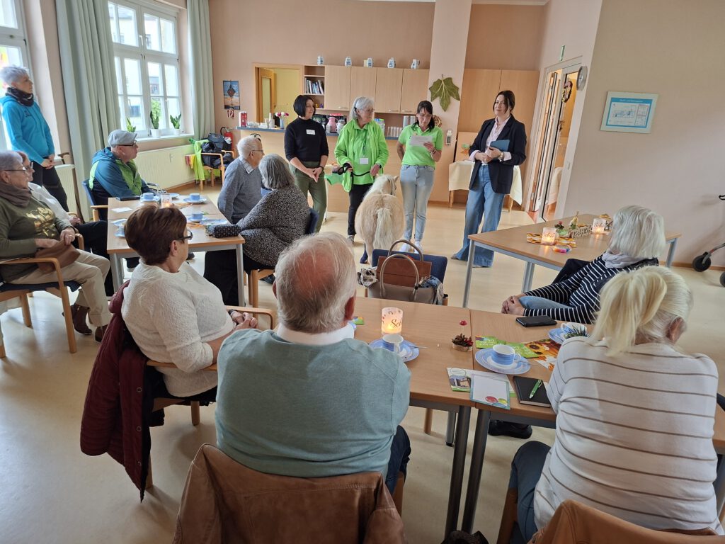 Hospiztag 2025 in der Lutherstadt Eisleben, Begrüßungsworte von Frau Gebhardt und Frau Schieke in der Begegnungsstätte