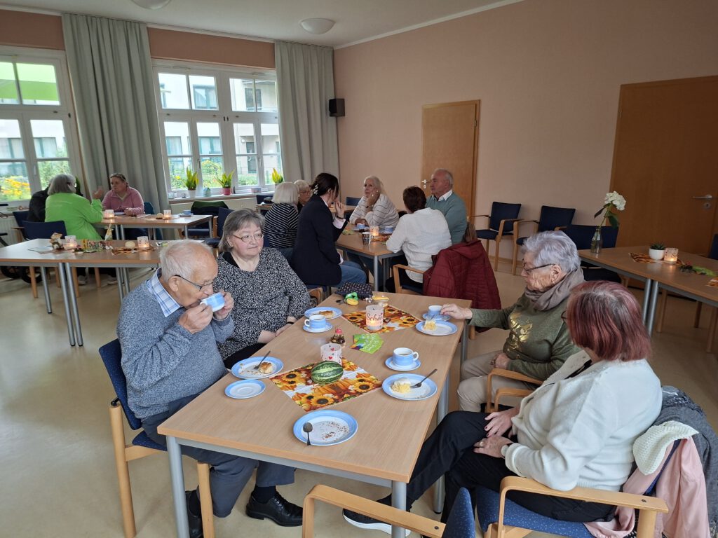Hospiztag 2025 in der Lutherstadt Eisleben, Besucher trinken gemeinsam Kaffee