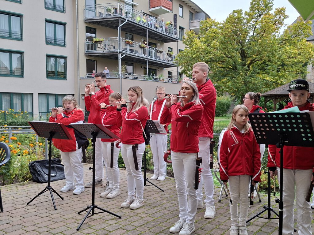 Hospiztag 2025 in der Lutherstadt Eisleben, der Spielmannszug aus Großörner spielt für die Gäste und Bewohner