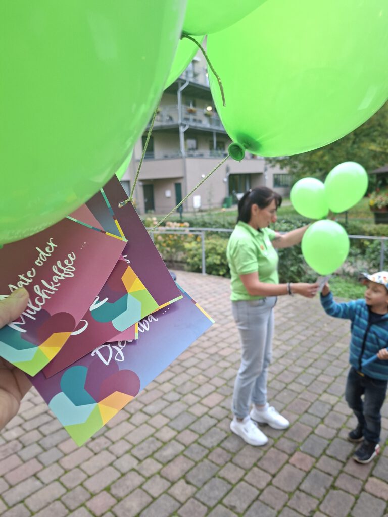 Hospiztag 2025 in der Lutherstadt Eisleben, Luftballons werden mit Wünschen in den Himmel geschickt