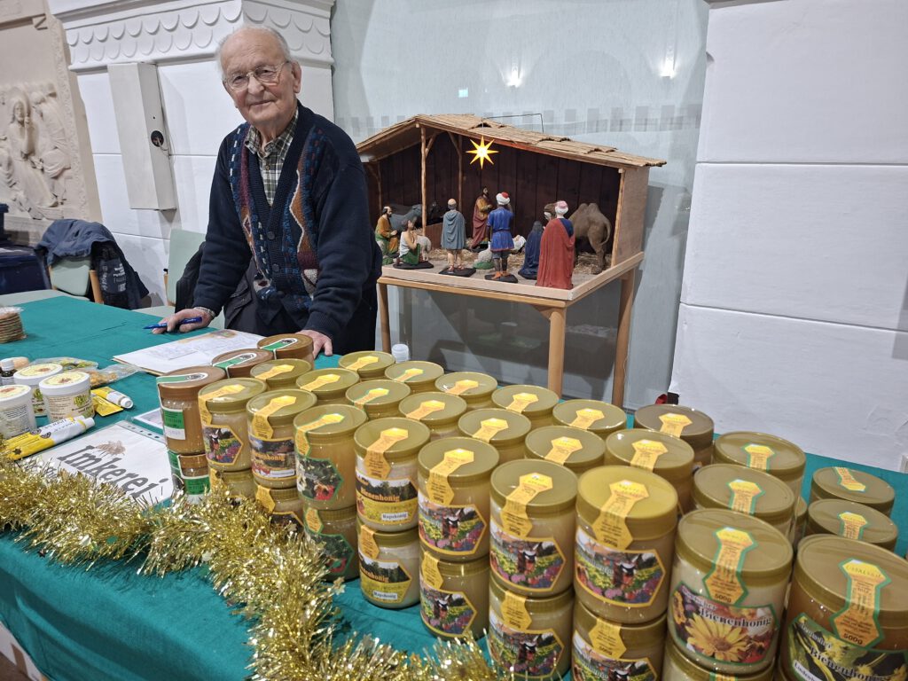 Verkaufsstand mit vielen verschiedenen Sorten Honig