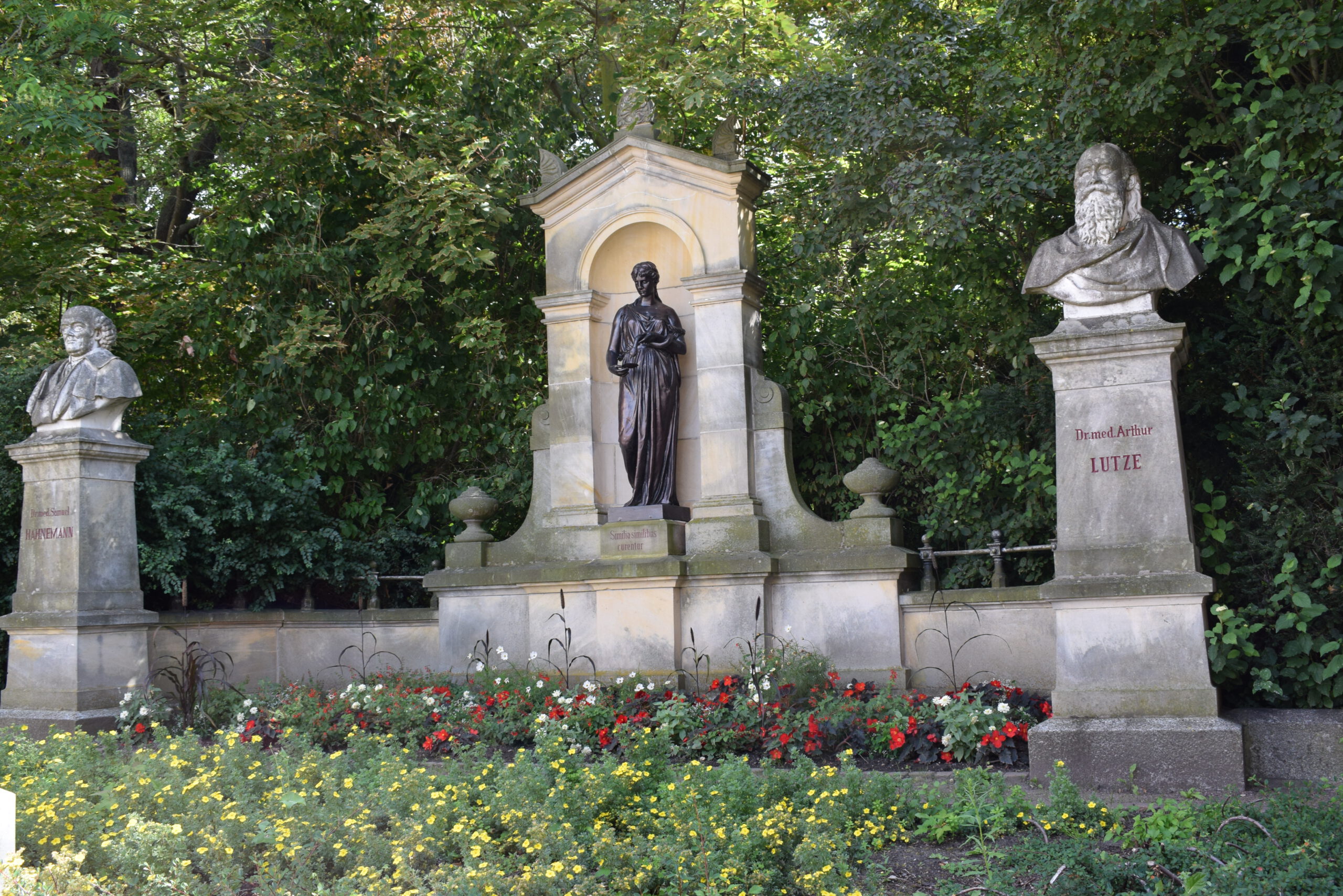 Gedenkstätte mit vielen Blumen am Stadtpark in Köthen