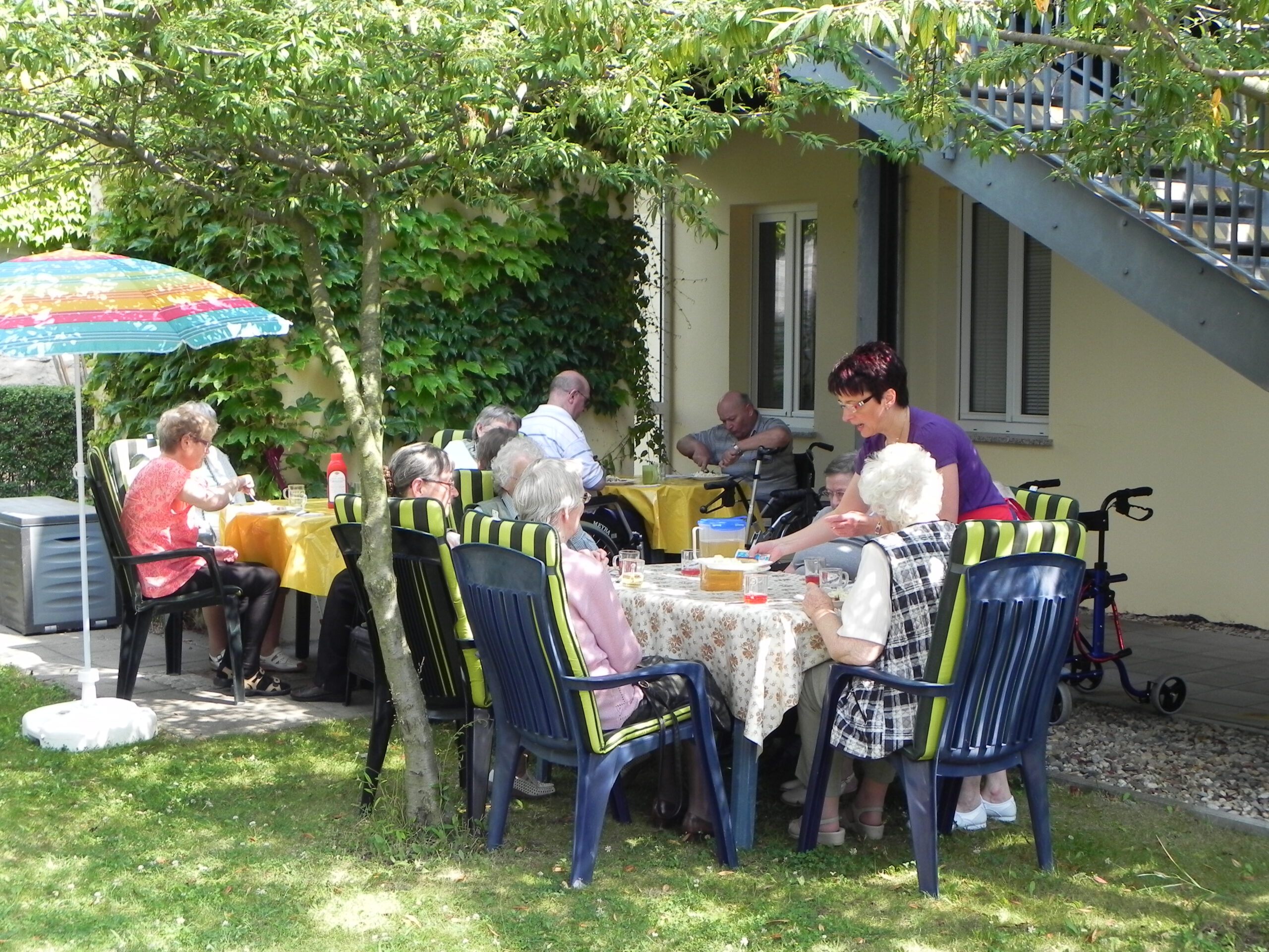 Senioren sitzen im Garten