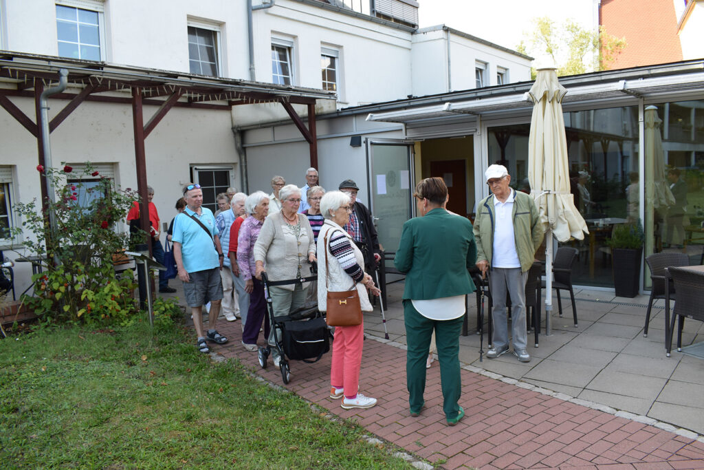 Rundgang durch die Einrichtungen mit einer Gruppe von Besuchern.