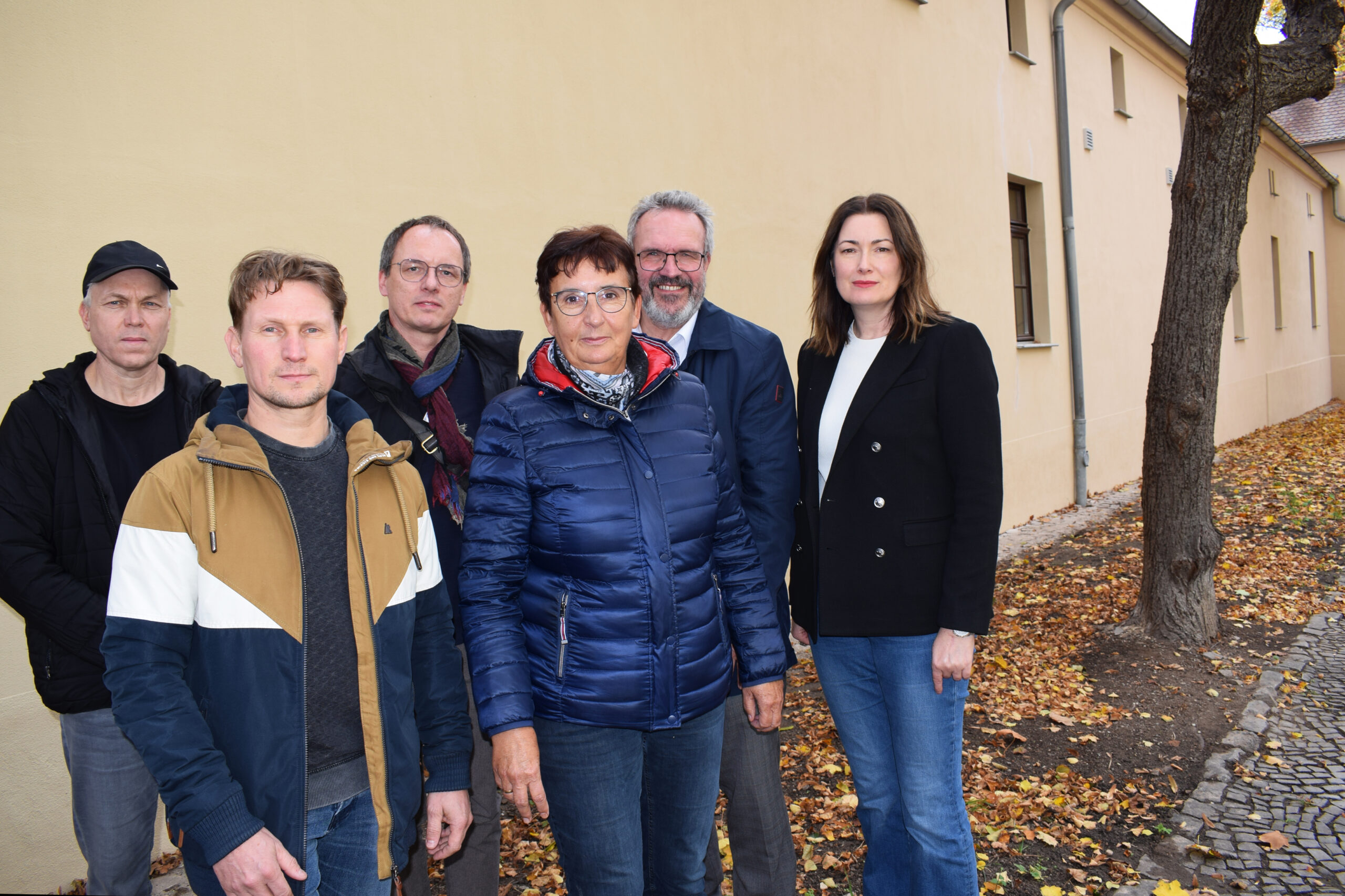 Gruppenfoto vor dem Sanierten Männerhaus in Bernburg