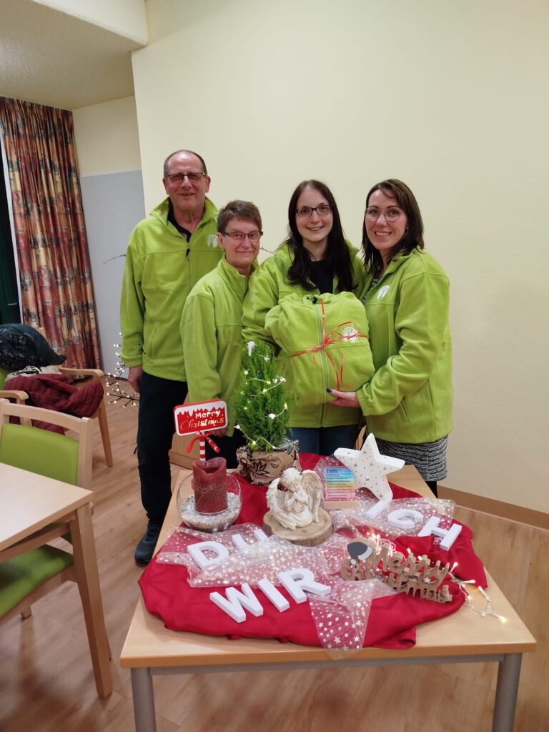 Übergabe von grünen Fleecejacken an die Ehrenämtler des ambulanten Hospizdienstes in der Lutherstadt Eisleben.