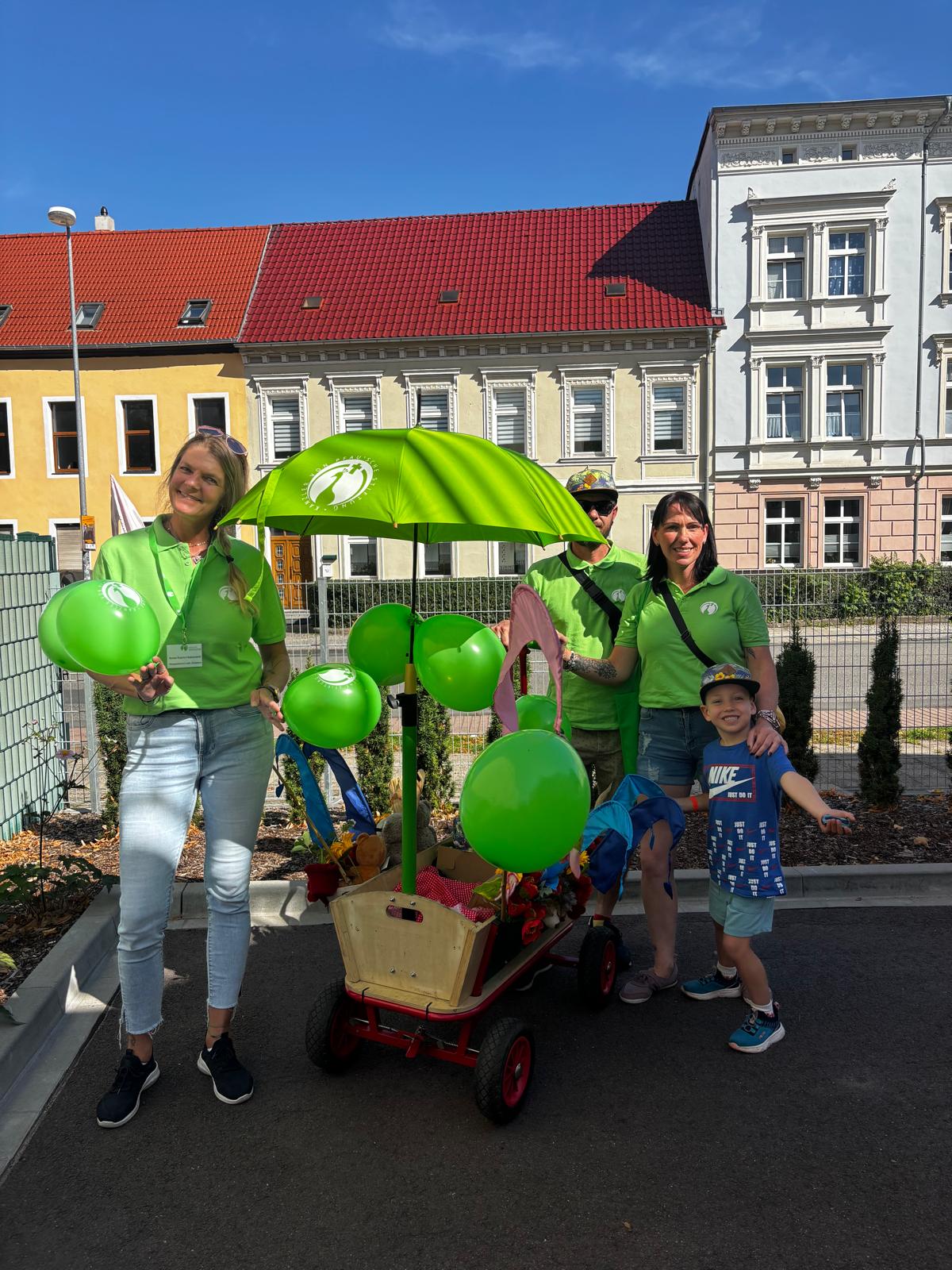 Bollerwagen des ambulanten Hospizdienstes Eisleben zum Wiesenmarkt