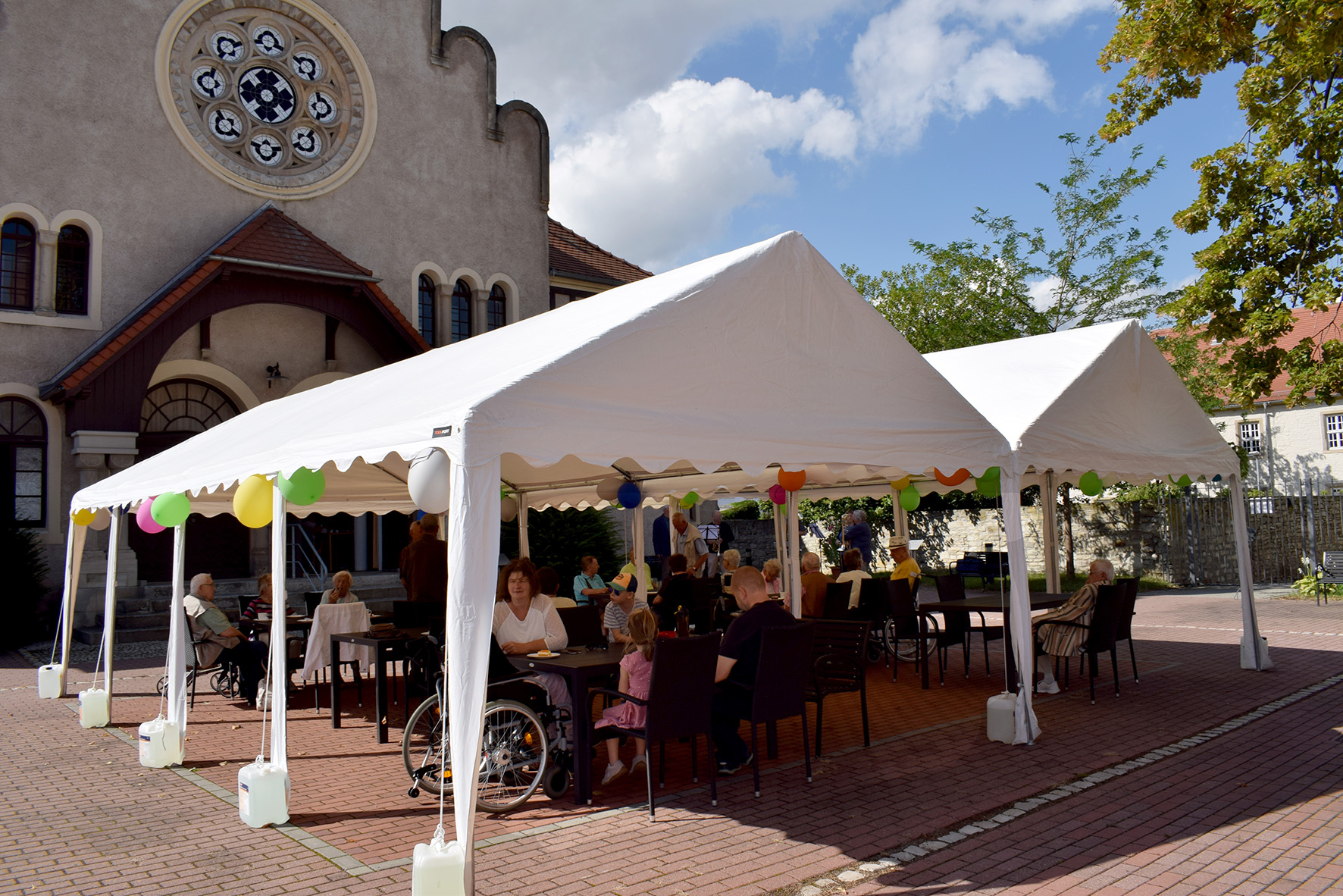 Festpavillons laden zum Verweilen ein.