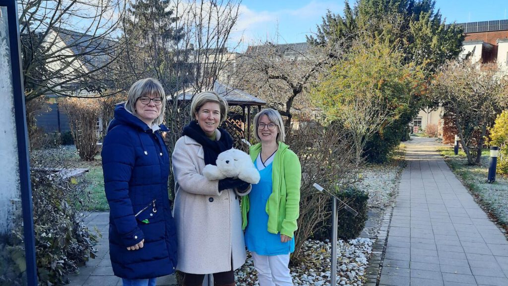 Paro besucht das Altenpflegeheim