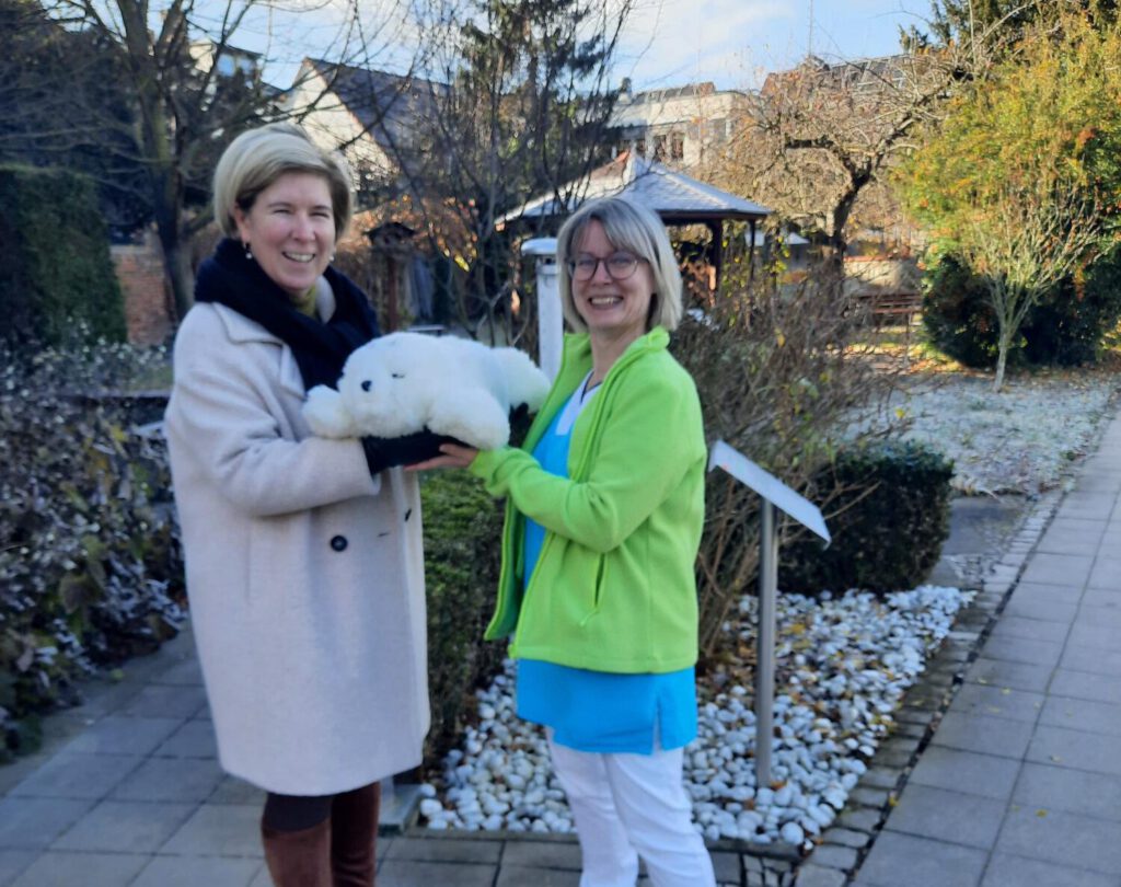 Paro besucht das Altenpflegeheim