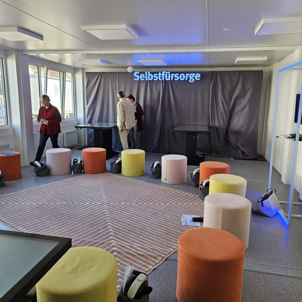 Selbstfürsorge, Raum mit Sitzhockern