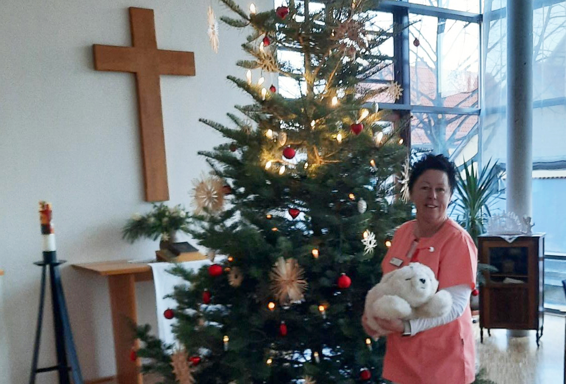 Therapie-Robbe Paro besucht das Nicolaistift