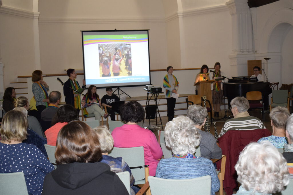 Weltgebetstag 2026 - Kommt! Teilt eure Last. - Lieder und Texte.