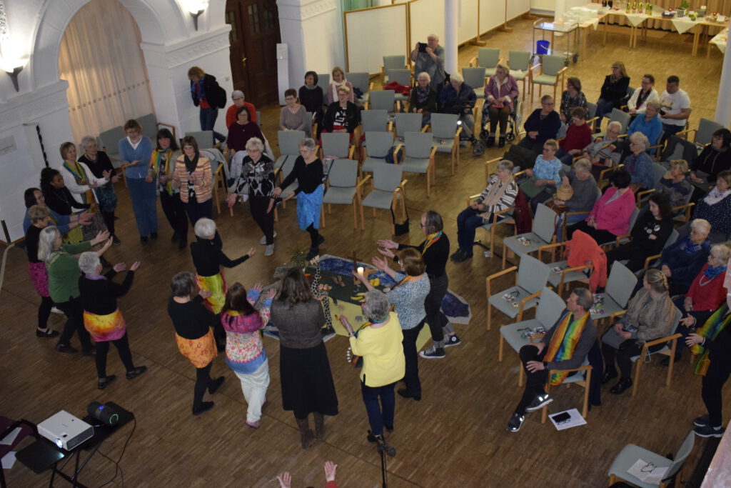 Weltgebetstag 2026 - Kommt! Teilt eure Last. - gemeinsam wird getanzt.